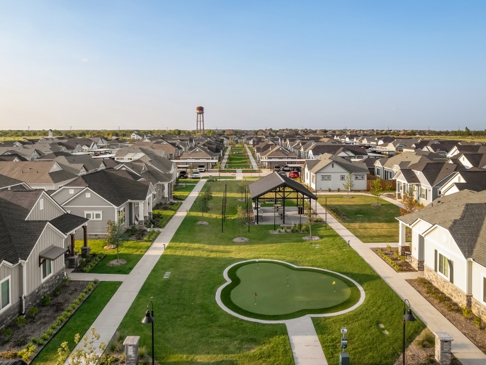 Avilla Exterior - Putting Green